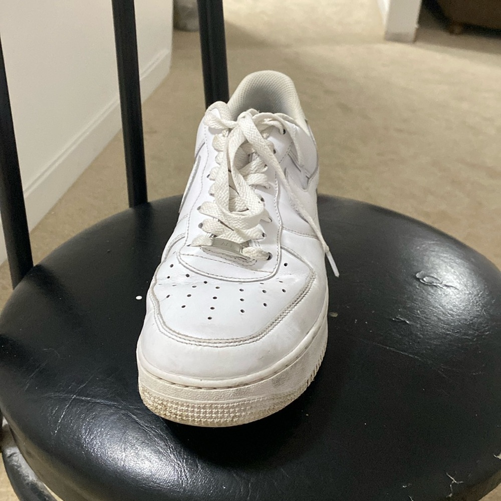 Air forces 1s!! Comes With box, good and clean, a bit creased. For 60 can do 50